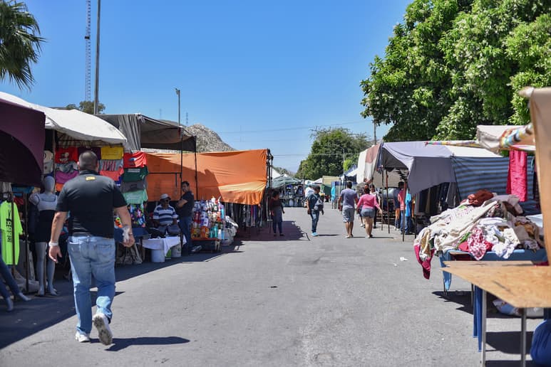 Los puestos que se instalan en la fayuca de 'La Rosita' prefieren retirarse alrededor de mediodía. (EL SIGLO DE TORREÓN)