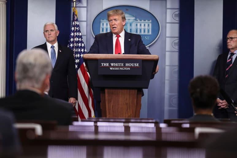 Trump insistió en que el remedio (las medidas de control del COVID-19) no puede ser peor que la enfermedad (el freno económico). (EFE)