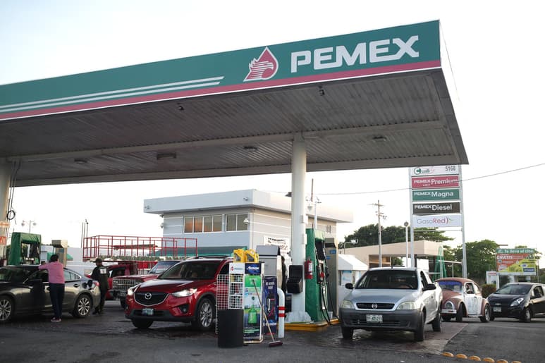 Denuncia la CRE que algunas gasolineras en el país no han bajado el precio de la gasolina, como se indicó. (ARCHIVO)