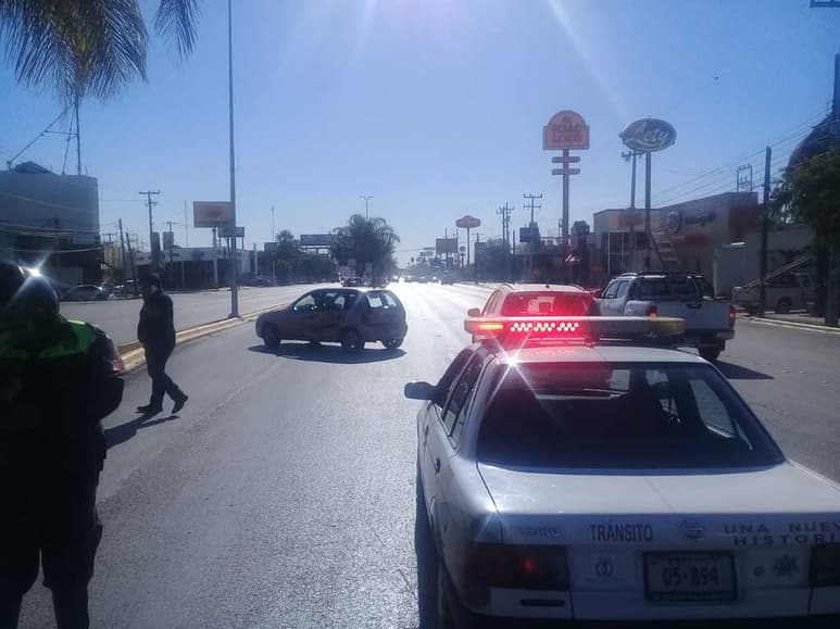 Ambos vehículos terminaron en medio del bulevar Miguel Alemán obstruyendo el paso de los automovilistas. (EL SIGLO DE TORREÓN)