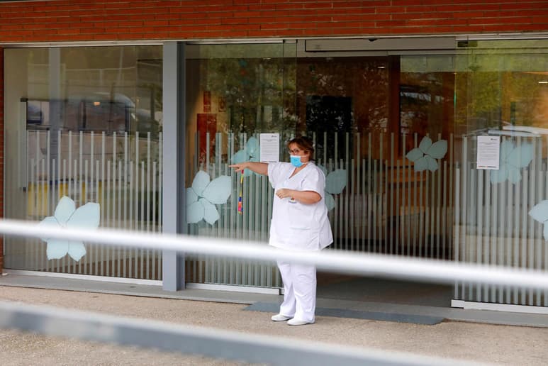 'Estamos hartos de oírla dentro del hospital. Era cuestión de tiempo', dijo Núñez, una enfermera de 32 años que se contagió el nuevo coronavirus hace una semana.
(EFE)