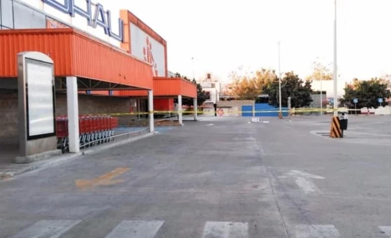 La madrugada de este miércoles se registró un saqueo violento en un súper mercado ubicado en Santa Cruz Xoxocotlán, municipio conurbado a la capital de Oaxaca. (ESPECIAL)