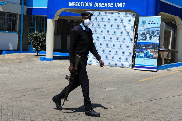 Con apenas 2,000 contagios confirmados y 58 muertes en todo el continente, la mayoría de países africanos ha adoptado medidas drásticas de confinamiento y movilizado elevadas sumas para frenar la propagación del coronavirus. (ARCHIVO)