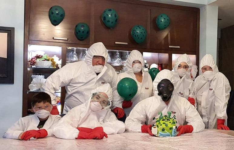 El nutriólogo y entrenador festejó su cumpleaños rodeado de su familia, sin embargo, lo hizo con una temática fuera de serie, el coronavirus. (EL SIGLO DE TORREÓN)