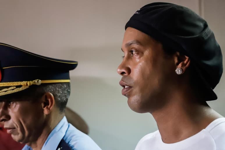 La causa de Ronaldinho Gaúcho, el preso más famoso de Paraguay, ha pasado de ser primera página en el país sudamericano a quedar opacada por el COVID-19. (ARCHIVO)