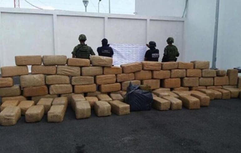 Las cuatro personas junto con los vehiculos fueron puestos a disposición de las autoridades correspondientes. (ARCHIVO)