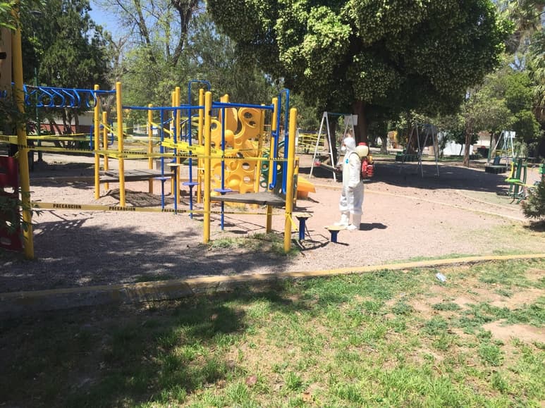 Dentro de los espacios públicos que se sanitizaron estuvo el Bosque Venustiano Carranza, donde con ayuda de aspersores se roció hipoclorito de sodio (cloro) con agua en diversas áreas. (FERNANDO COMPEÁN)