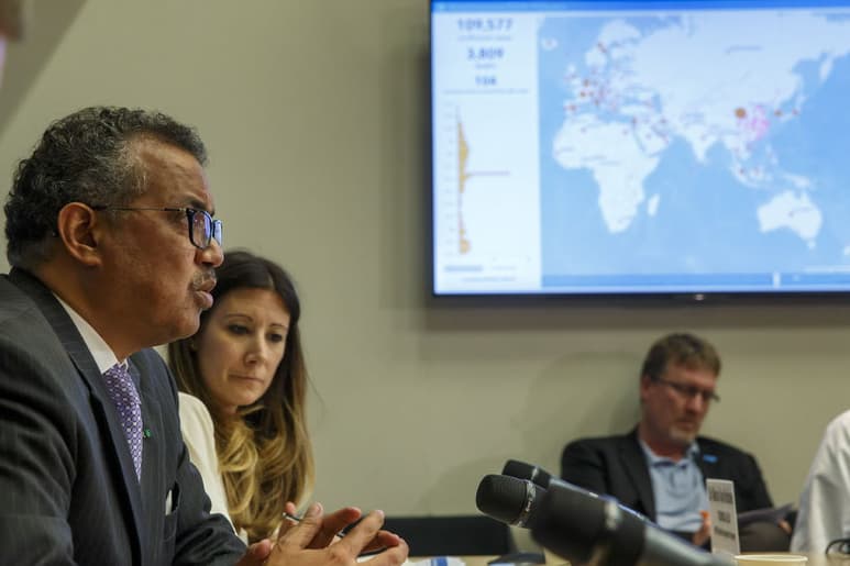 Tedros defendió 'medidas agresivas' para frenar la pandemia, que incluyen encontrar a las personas infectadas. (ARCHIVO)