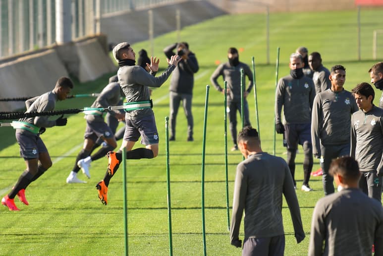 Los futbolistas son los más perjudicados debido al aplazamiento del torneo, por lo que las tareas que les han encargado por separado serán vitales para mantener el estado físico en una eventual reanudación. (ARCHIVO)