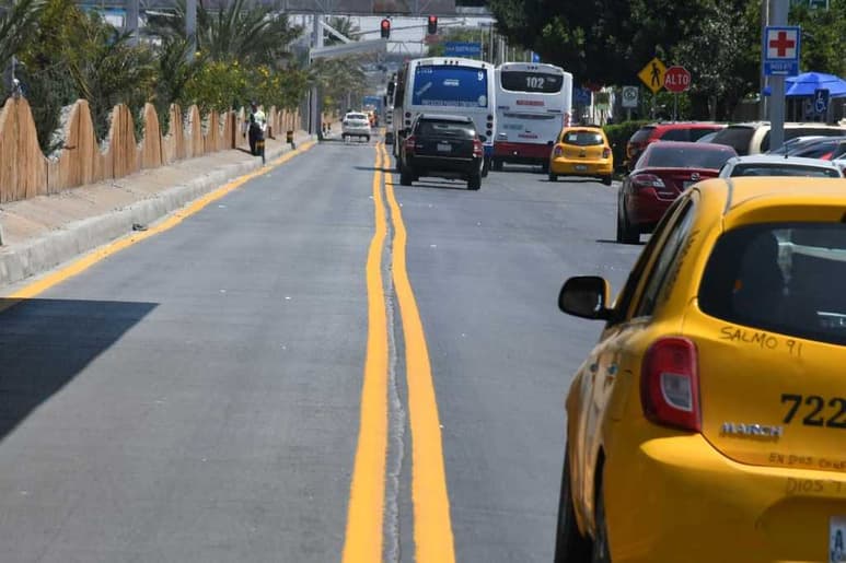 Desde el martes por la mañana se comenzó a delimitar con pintura el carril exclusivo del Metrobús en el bulevar Revolución. (FERNANDO COMPEÁN)