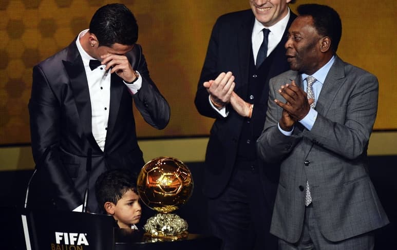 El exastro brasileño le entregó al portugués el Balón de Oro en 2013, el segundo de cinco que ha conquistado. (ARCHIVO)