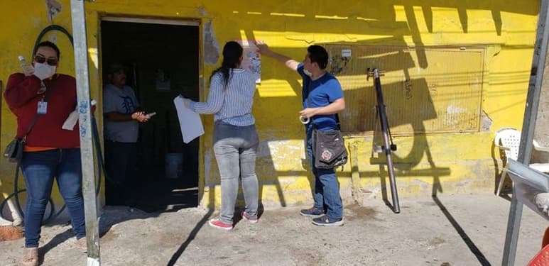 Personal de Salud y Desarrollo Humano realizan visitas a negocios para revisar las medidas preventivas básicas. (EL SIGLO DE TORREÓN)