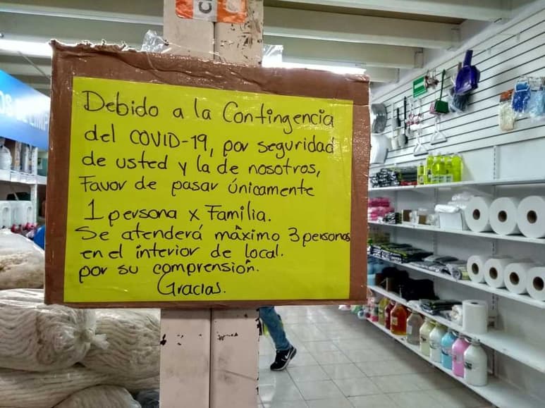 Algunos comercios y centrales de abasto toman medidas de seguridad ante la contingencia. (ROBERTO ITURRIAGA)