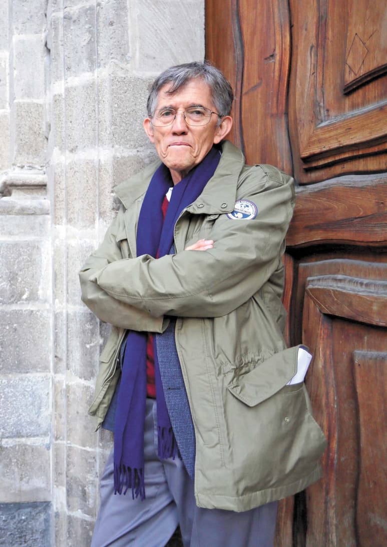 Acusan que los esfuerzos de Salud parecen ser erosionados cada vez que el presidente les da la mano a quienes lo rodean. (AGENCIAS)