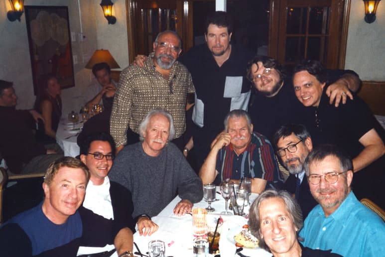 En reunión. Del Toro compartió en su cuenta de Twitter una fotografía con Stuart Gordon. (ESPECIAL)