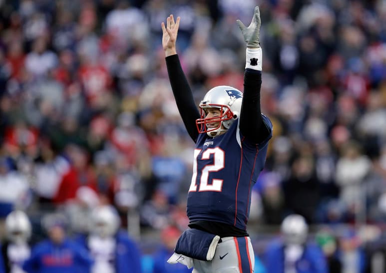 El veterano mariscal de campo se despidió de los Patriotas tras 20 temporadas jugando para ese equipo. (ARCHIVO)