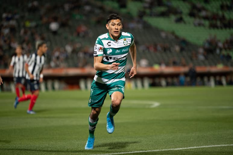 El juvenil santista registra ocho torneos en Primera División y más de 6 mil minutos sobre el terreno de juego en Liga MX, incluyendo la totalidad de los que se han disputado en el interrumpido Clausura 2020. (JORGE MARTÍNEZ)