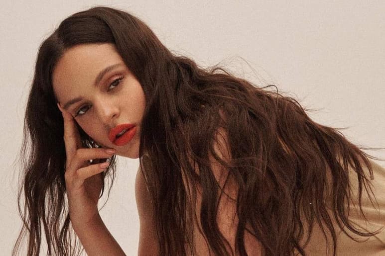 Rosalía elevó la temperatura en redes sociales al compartir unas fotografías en las que muestra su cuerpo desnudo tendido sobre su cama. (INSTAGRAM)