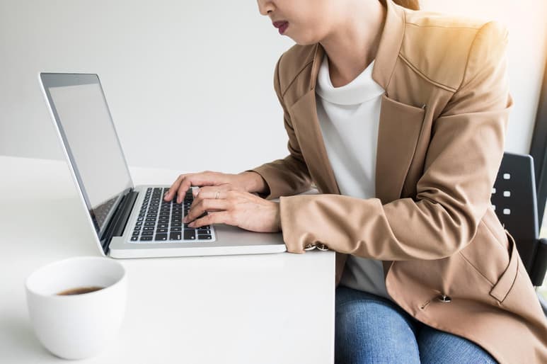 El trabajo en casa o el home office puede implicar largas jornadas frente a dispositivos móviles y computadoras, así como muchas horas sentado en posiciones poco saludables. (ARCHIVO) 