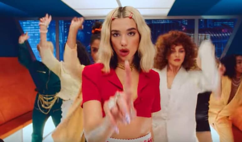 La cantante británica Dua Lipa lanza Break My Heart, el cuarto sencillo del álbum Future Nostalgia, que estrenará de forma anticipada este viernes, luego de filtraciones del material en Internet. (ESPECIAL)