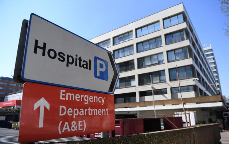 El número de pacientes en los hospitales de Londres aumentó en los últimos dos días y llevó al límite su capacidad. (ARCHIVO)