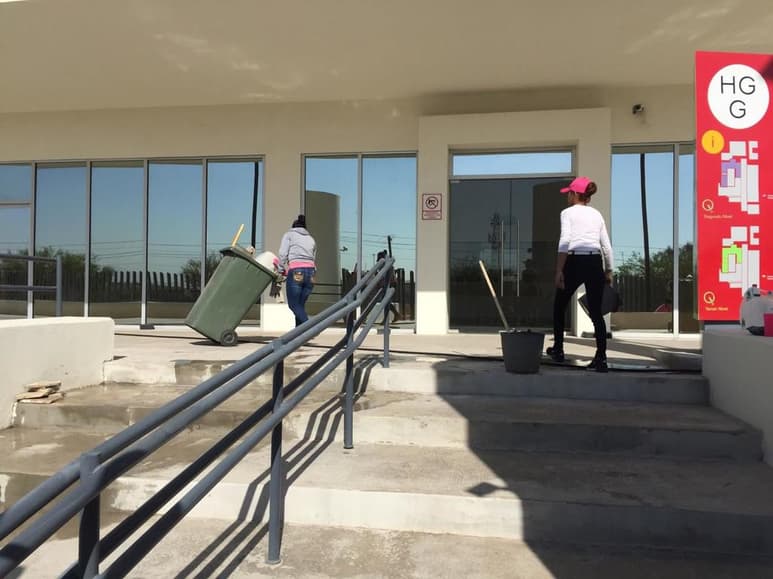 Esta mañana se pudo observar a un grupo de mujeres realizando labores de limpieza al interior de esta nueva institución de salud. (EL SIGLO DE TORREÓN)