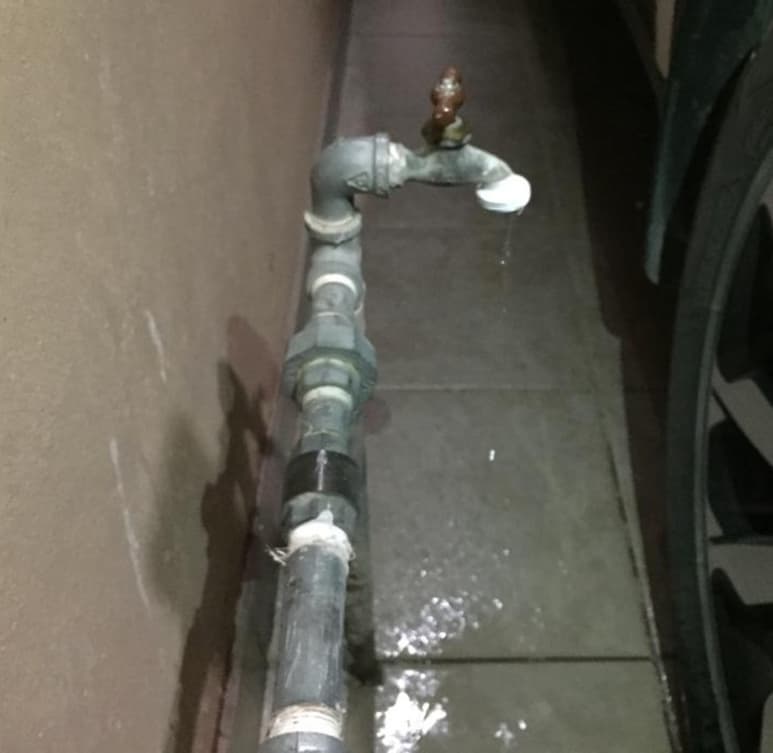 Habitantes de GP señalaron que desde hace tres días solo sale un 'chorrito' en sus domicilios. (EL SIGLO DE TORREÓN)