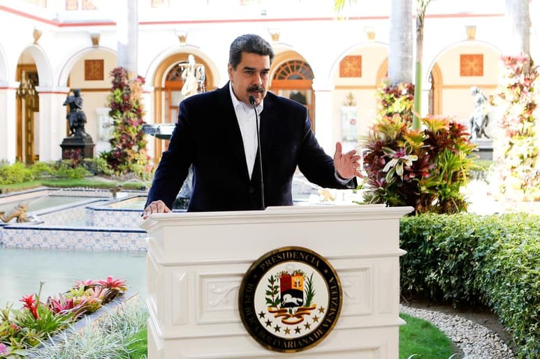 “Eres un miserable, Donald Trump”, afirmó el mandatario venezolano durante un discurso televisado. “Él maneja las relaciones internacionales como un extorsionador de las mafias neoyorquinas que el dirigió como jefe de la empresa inmobiliaria”. (ARCHIVO)