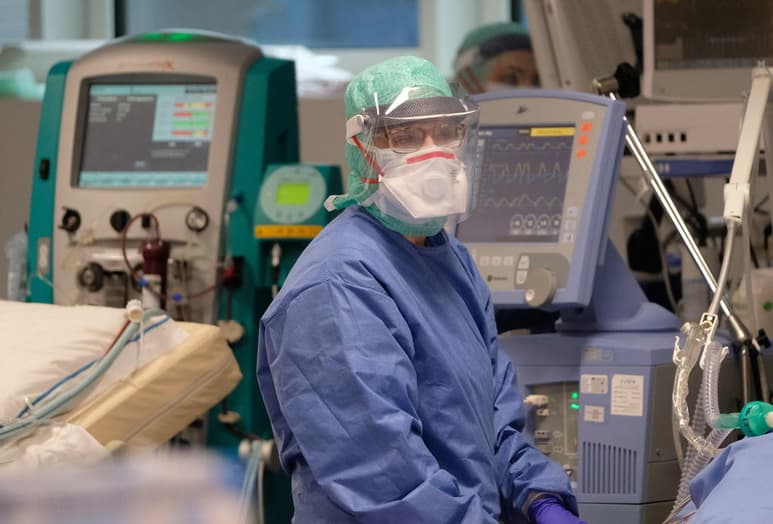Se unirán a los hospitales del norte, al borde del colapso por la pandemia del coronavirus. (EFE)