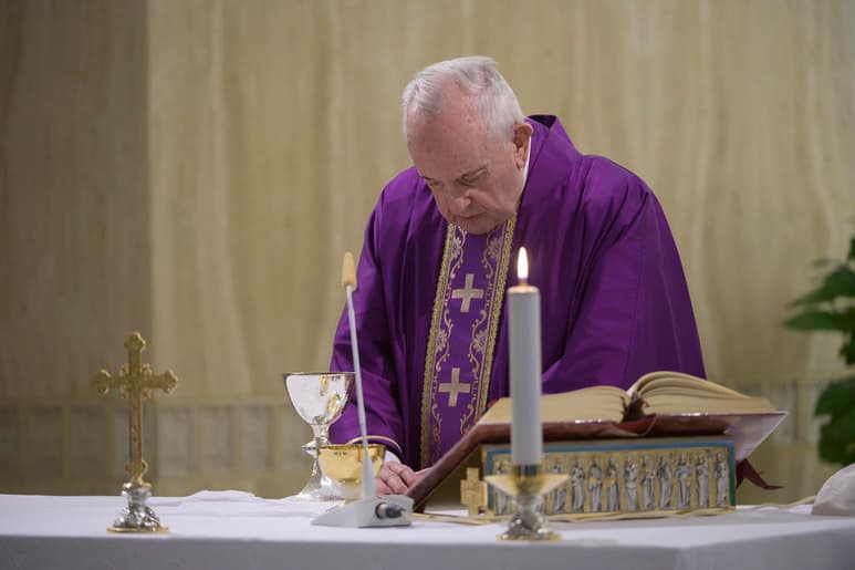 El Papa Francisco reza en solitario ante la inmensa plaza vacía de San Pedro para dar la indulgencia plenaria, perdón a toda pena, al mundo por la pandemia de coronavirus. (AP)