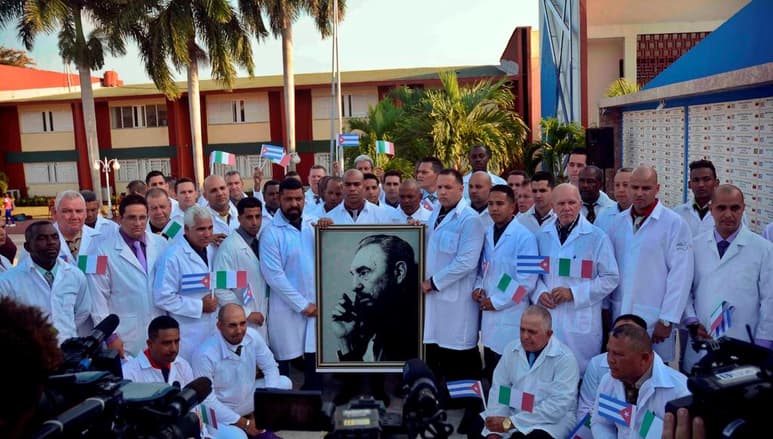 La región italiana de Lombardía, una de las más golpeadas por el coronavirus, ha reclutado a 53 médicos cubanos, mientras brigadas de sanitarios de la isla también han comenzado a llegar a países de América y el Caribe. (EFE)