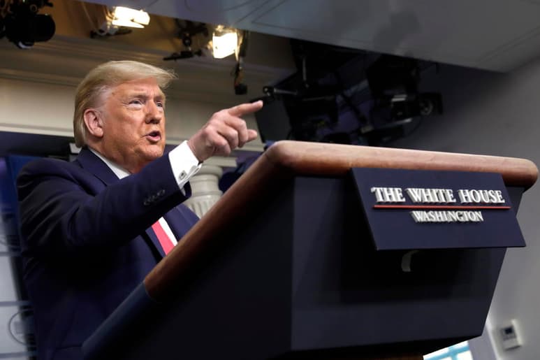 El presidente de Estados Unidos, Donald Trump, firmó el paquete de estímulo por 2.2 billones de dólares para proveer asistencia a estadounidenses y empresas. (ARCHIVO)