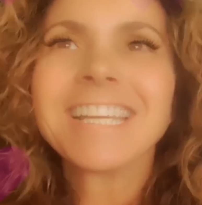“Mi gente linda les cuento que quiero hacer para ustedes si no un acústico, porque no toco la guitarra, no toco el piano, como lo dije alguna vez, toque en Bellas Artes seis meses, pero, no me abrieron”, bromeó.
(INSTAGRAM)