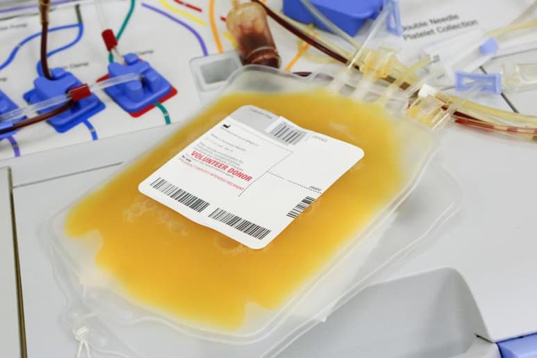 Además de la transfusión de plasma, todos ellos siguieron recibiendo tratamiento antiviral con diversos medicamentos, explica el informe. (ESPECIAL)
