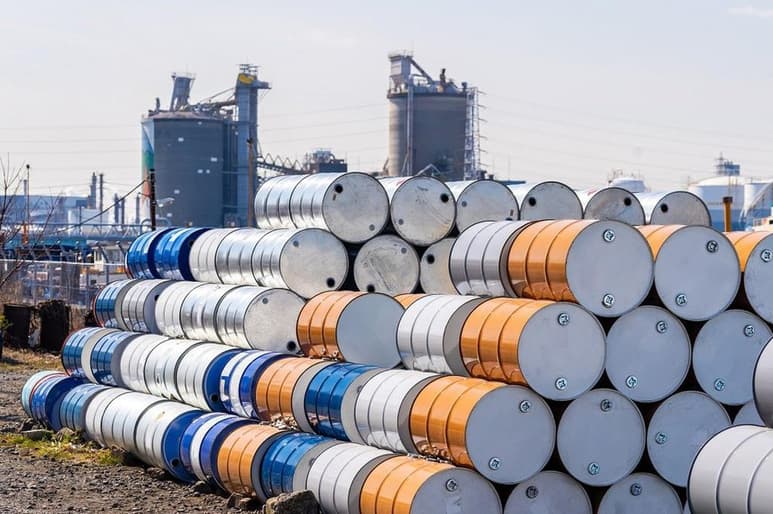 El petróleo continuó por la senda descendente afectado por 'un pronóstico alarmante' de la Agencia Internacional de Energía (AIE), que ve 'potencialmente derrumbarse' la demanda de oro negro, observó Alastair Munro, de Marex Spectron. (ESPECIAL)