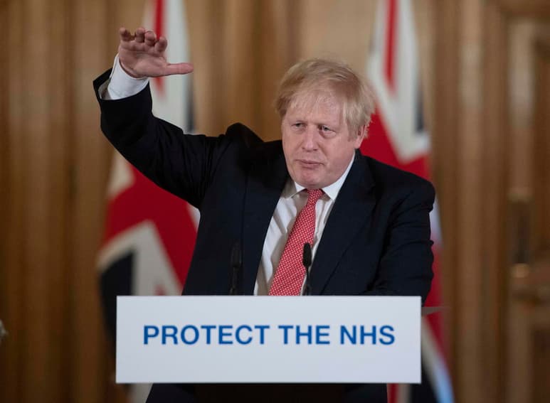 El primer ministro Johnson, de 55 años, comunicó que padece síntomas leves de COVID-19.