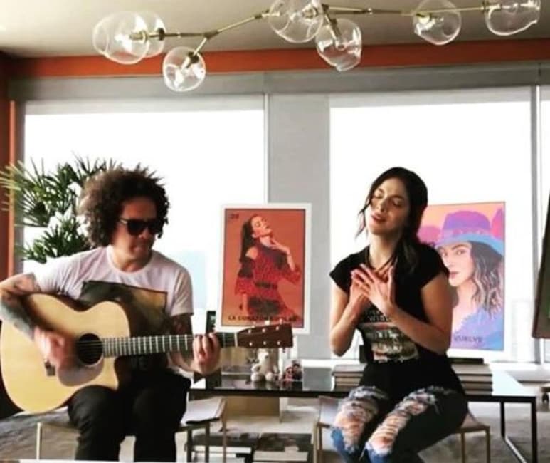 Ofreció un concierto en casa ante la contingencia. (CAPTURA)