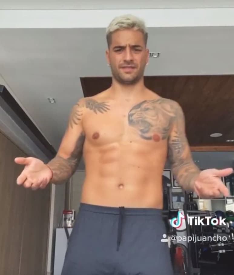 Se divierte. El colombiano debutó en TikTok con una coreografía, donde se ve con el torso descubierto, y bailando huaracha.