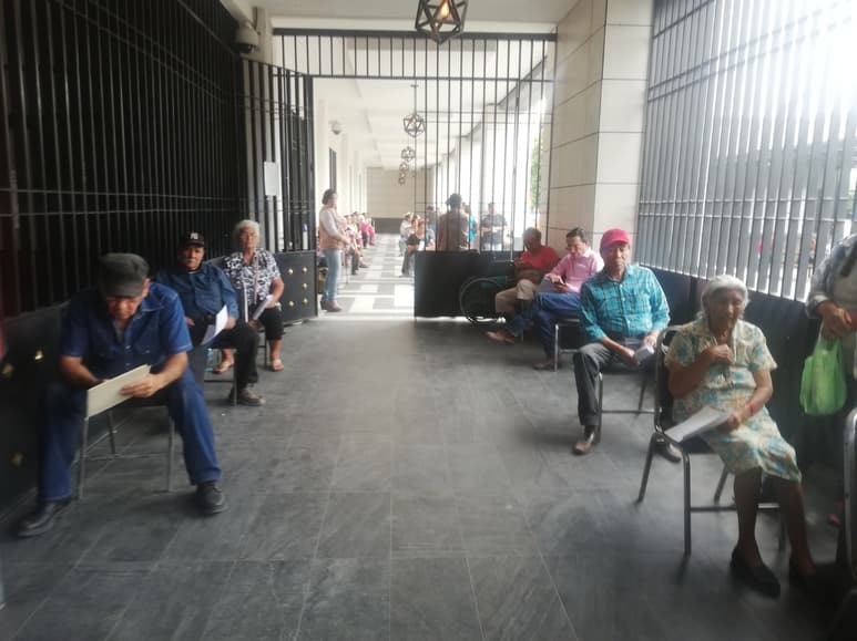 Aún no se ha definido un modo para que los beneficiarios reciban su pensión por banca en línea; tienen que ir al Palacio Federal. (BEATRIZ A. SILVA)