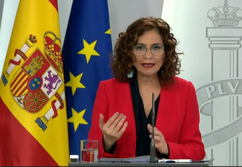 'Las medidas de confinamiento están reduciendo la expansión del virus, pero debemos dar un paso más', afirmó la ministra portavoz y responsable de Hacienda. (EFE)