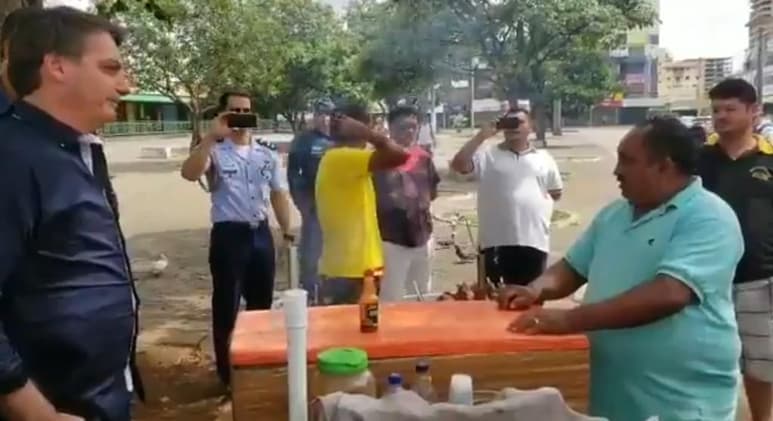 El presidente ultraderechista de Brasil, Jair Bolsonaro, se paseó este domingo por Brasilia y algunas de sus ciudades satélite, y conversó con sus vecinos, en contra de las recomendaciones sanitarias de mantener el aislamiento social para contener el coronavirus. (ARCHIVO)