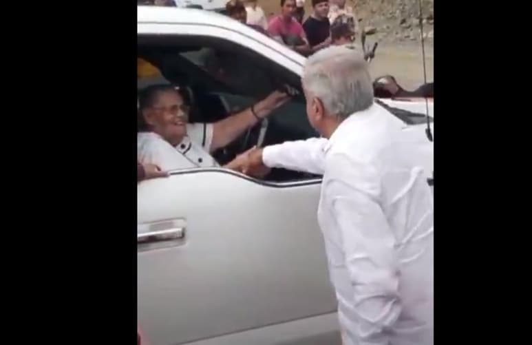 La obra carretera que el presidente revisó se encuentra a unos 15 minutos del poblado de La Tuna, donde vive la madre del exlíder del cártel de Sinaloa. (CAPTURA PANTALLA)