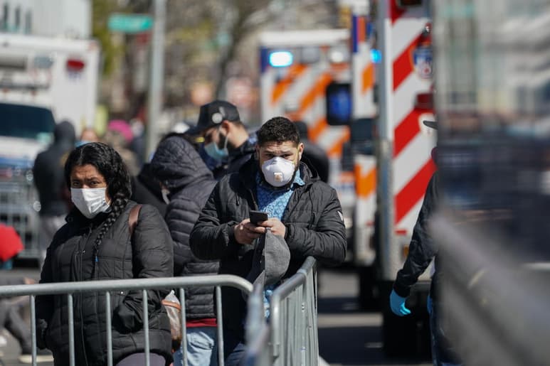 Trump se desdice y ampliará hasta el 30 de abril las medidas para contener el COVID-19 en Estados Unidos que, según epidemiólogos, podría infectar a millones. (EFE)