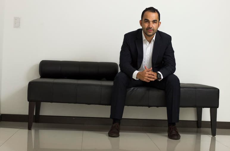 El coach lagunero Jorge López Cuéllar, quien posee una empresa de consultoría para empresas, comparte su don en un espacio gratuito para trabajar la mente, denominado Vibremos Positivo. (ESPECIAL)