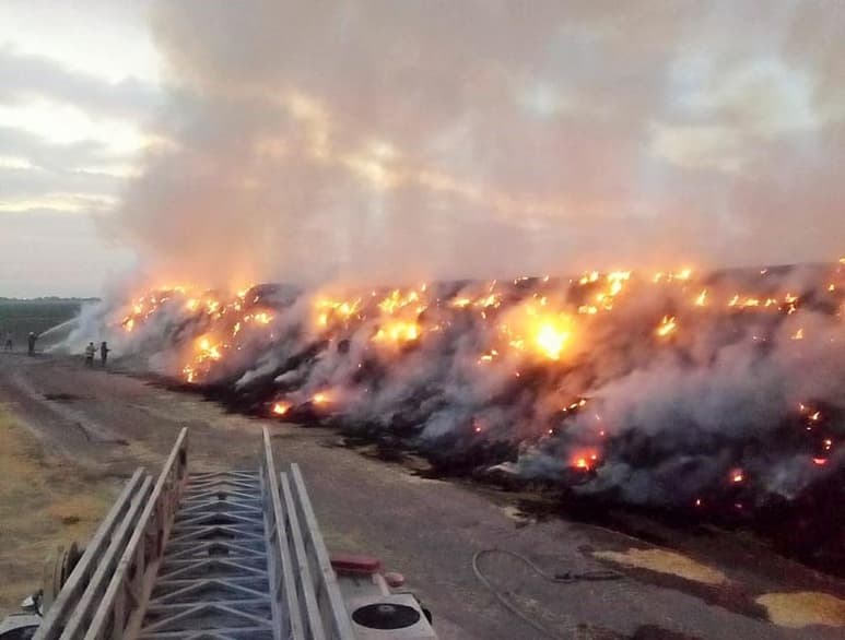 Elementos del departamento de Bomberos y de Protección Civil Municipal, se dirigieron al establo denominado Deslac a bordo de vehículos de ataque rápido y pipas. (EL SIGLO DE TORREÓN)