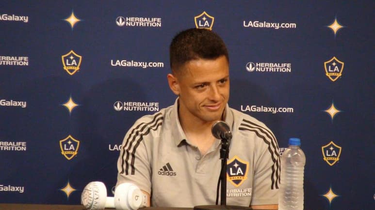 Javier Hernández se encuentra en casa, ubicada en California, junto a su esposa, Sarah, y su bebé, Noah. (ARCHIVO)