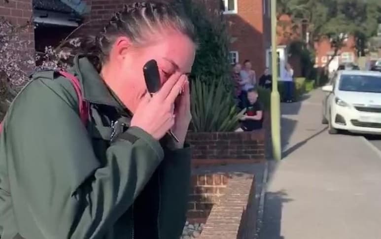 La mujer se echó a llorar al ver que todos sus vecinos aplaudían desde sus hogares (CAPTURA)