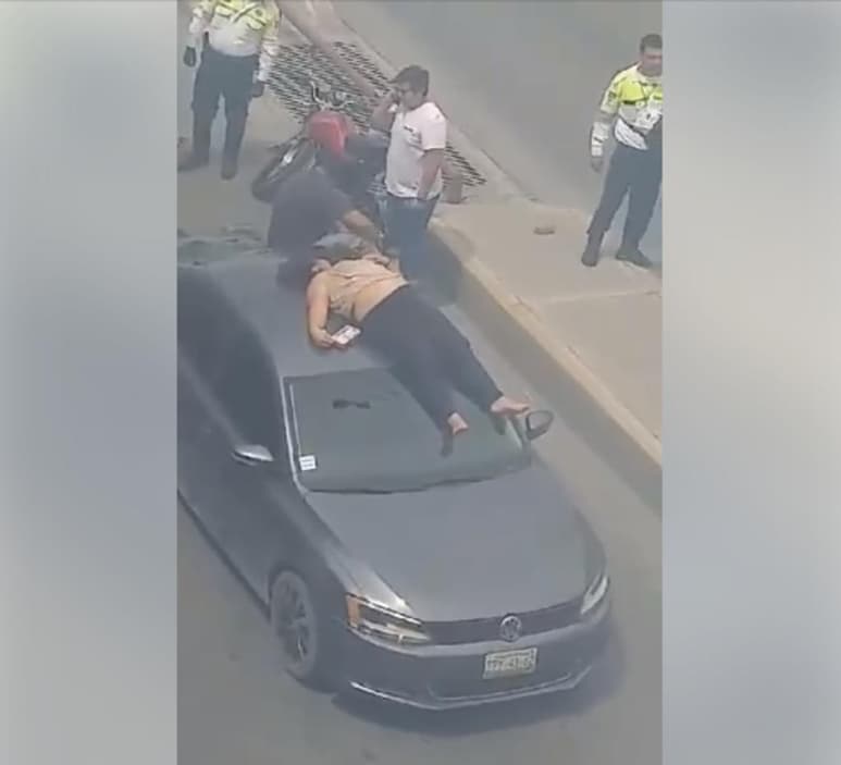 Al lugar arribaron paramédicos de la Cruz Roja quienes auxiliaron a la joven de 18 años de edad, quien aseguró estar embarazada, misma que fue traslada al área de urgencias del Hospital General.
(ESPECIAL)