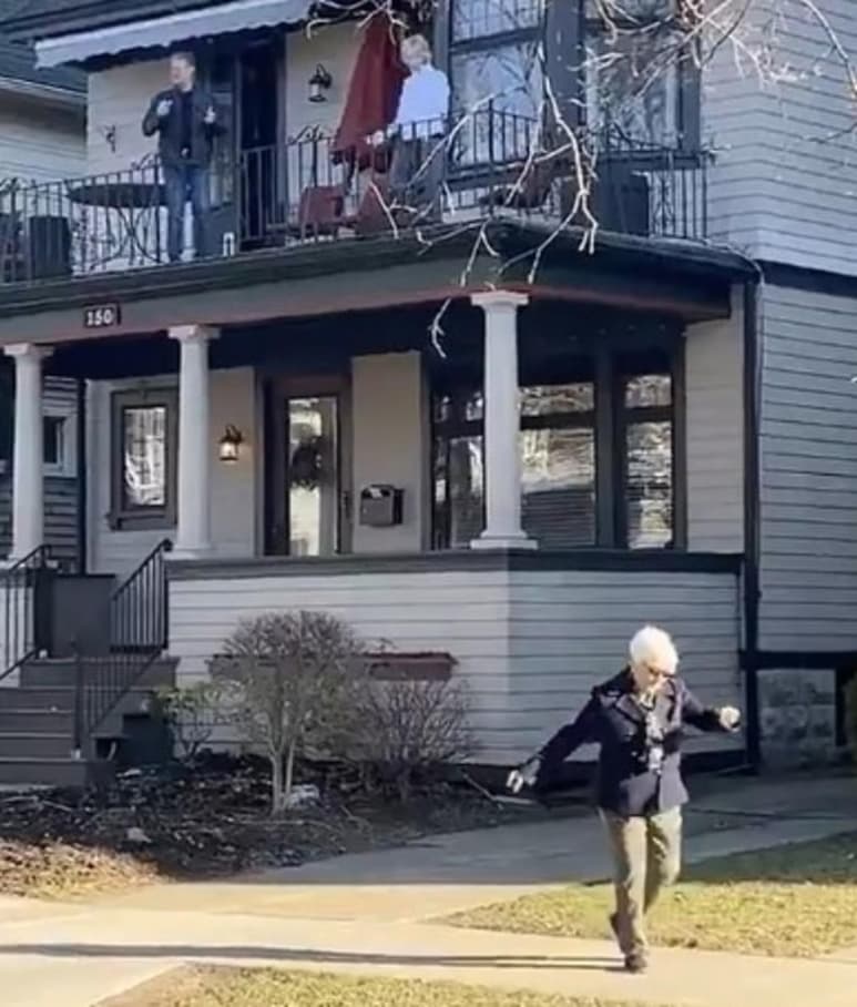 Vecinos hacen una 'fiesta de distanciamiento social' al bailar separados en la calle