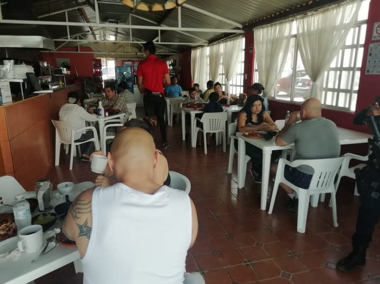 Así lucieron algunos negocios de la ciudad el pasado domingo.